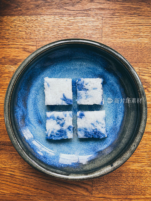 马来西亚甜点puut Tai Tai或Kaya Kuih，蓝色糯米糕